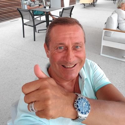 je m'appelle Patrick, je vis en France à la Côte d'Azur dans la ville de Cannes, si vous voulez en savoir plus demander le mois c'est le plus simple👍✌️