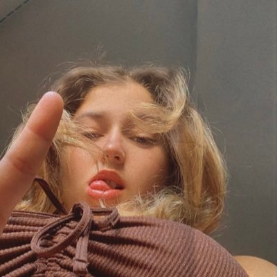 manon_rcb's profile picture. she/her 19 ig: manon_rcb