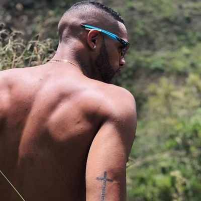 A luz que me guia é mais forte do que os olhos que me cercam ✝️
Torço contra o vento 🖤🤍
Ariano ♈