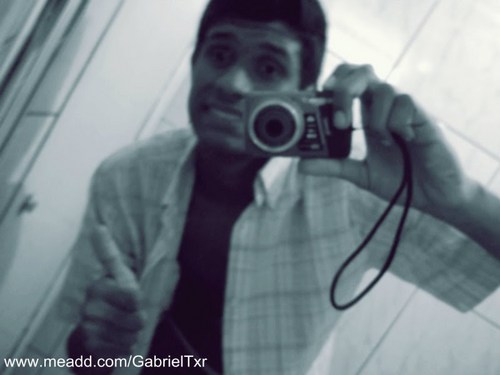 Eu sou , Chato, arrogante, ironico, irritante, sarcastica, lesado, preguiçoso, louco, engraçado, extrovertido, educado... prazer este sou eu ;