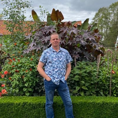 I’m passionate about gardening & exotic/tropical gardening. Gardeners World ‘Garden of the year winner 2016. Head gardener at The Medley Walled Garden, Oxford.