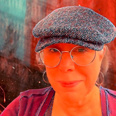 Poet. Artmaker. Craver of Beauty. A ROS1der since 2017.