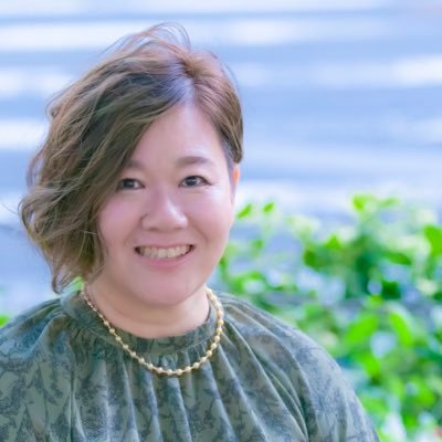 陰陽新術命学という東洋占をベースにした鑑定法とシンボロンで人の光と影を見る人。 LINE占い、占いサロンチャンス、プライベートサロン、都内出張鑑定やってます。DMでお問い合わせください。サブ垢 @hana_fortune