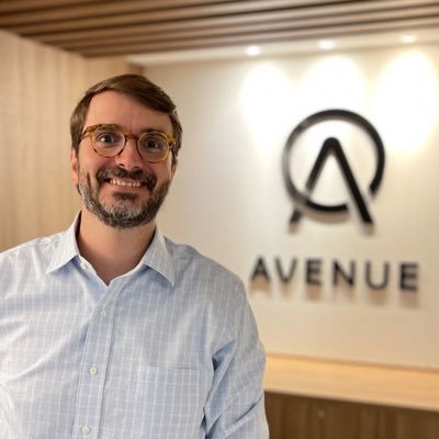 • CIO - @avenue_us • Mercado internacional, investimento e business em geral • Resposta p/ pergunta frequente: sem parentesco c/ político ou tenista