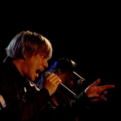 CHIKA AND COLLYでギターやってます。 うどん屋細々とやってます。 最近R.GLAYってコピバンで歌ってます。