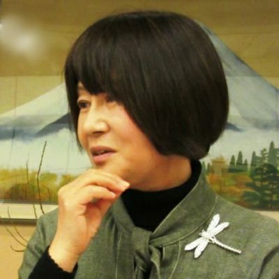 油彩画家。自然の循環がテーマ。
趣味はクラシック音楽、読書、昆虫観察、少女のスケッチ。
二紀会準会員。下関市美術協会会員。
絵画教室しんしも主宰。
作品についてのお問合せや依頼等、DMにてお願いします。