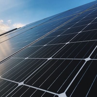 Photovoltaik ist nur etwas für Eigenheimbesitzer*innen?
Hoffentlich nicht, denn hier soll es um ein Projekt auf einem Mietbalkon gehen