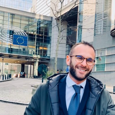 LucaOttonello's profile picture. Vivo tra amici, amore, il calcio e le risate. Amo la Geografia, insegno e mi piace la politica. Uso Twitter per info e farmi due risate e quando c’è Sanremo 🤓