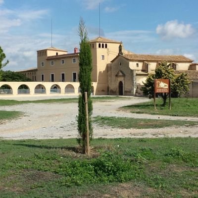 Masia de l'Alt Penedés amb vinyes, ermita de Mare de Déu del Roser i celler del 1751 en recuperació.