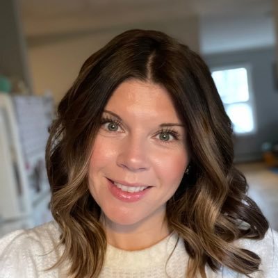 booksarechic's profile picture. Book Lover📖 Beauty Junkie💄 Pop Culture Obsessed 🍿 Podcaster #booksarechic on @spotify 🎤🖤🎧