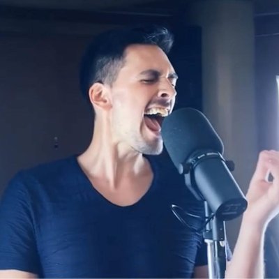 I help singers get the technique, ease and vocal range they need to sing confidently and consistently.