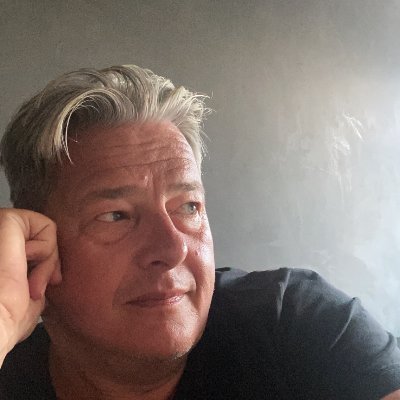 Vijftiger, lacht graag, columnist, techneut, optimist, gezelschapsmens, Alfa Romeo fan, reislustig...en organisator van Brielle Blues & Beatz!