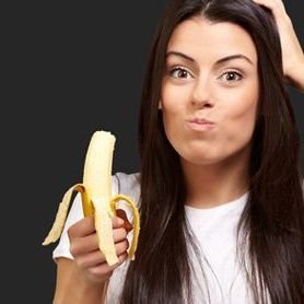 tomar espinas con la mano es malo, en vez de la mano se usa siempre un palo, más fíjate bien, usarás la mano cuando tomes la fruta del banano