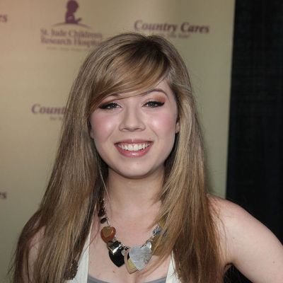 I'm not impersonating or harassing people, I opened this account in hopes to reconnect with fans of @jennettemccurdy /Seddie and Jennette herself one day.