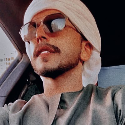 الإبتسامة أمرها غريب : إن وضعتها لحبيب احس بالراحة إن وضعتها لعدو شعر بالندم وإن وضعتها لمن لاتعرف أصبحت صدقه ! :) .📍