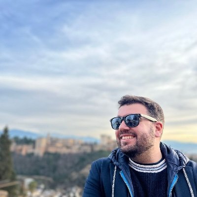 “Cambié todos los soles del imperio/por volverte a ver”. Literatura latinoamericana. Profe en IVKElx. Escribidor en La hora de Berlín y Escuchando el transistor