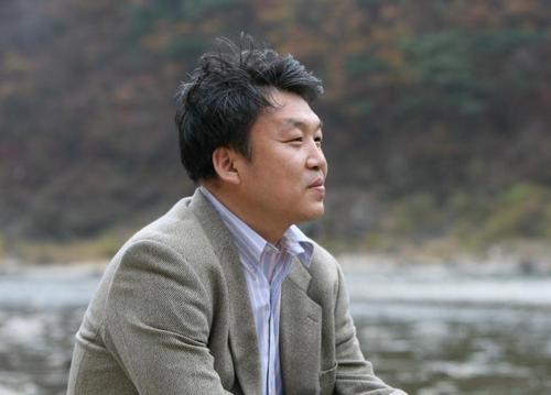 現 인하대 의학전문대학원 교수 / [아이 몸에  독이 쌓이고  있다] 저자 / 먹거리, 주거, 도시환경, 의료등에서 위험요소들이 점점 늘고 있다. 그 피해는 어린이와 미래세대에 전가되고 있다. 깨달음이 있는 사람부터, 우리 어린이와 미래세대를 위해 협동하여 대안을 찾아야 한다.