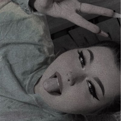elenaxobb's profile picture. 23 | 𝒻ℴ𝒸𝓊𝓈ℯ𝒹 ℴ𝓃 𝓂𝓎𝓈ℯ𝓁𝒻