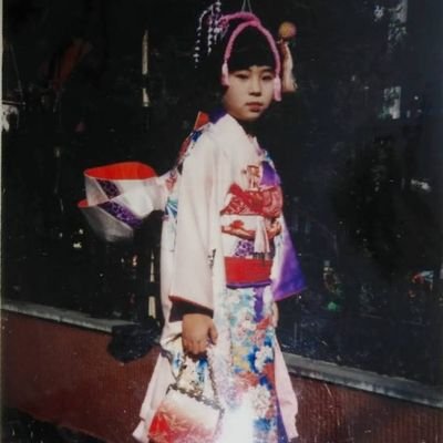 mdrklchn's profile picture. middle aged lady, doing supply chain for money and planning next vacation for fun, trying to love God and family for meaning.