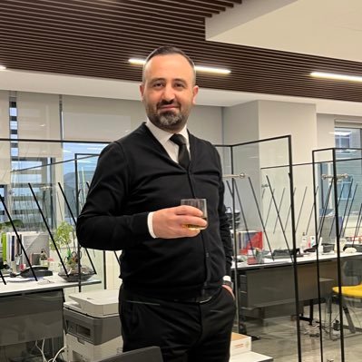 Kör biri için elmas’da birdir cam’da birdir, sana bakan bir kör ise sakın kendini camdan sanma.