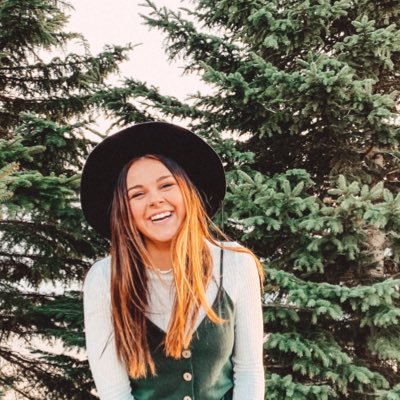 averylenards's profile picture. future educator 🍎