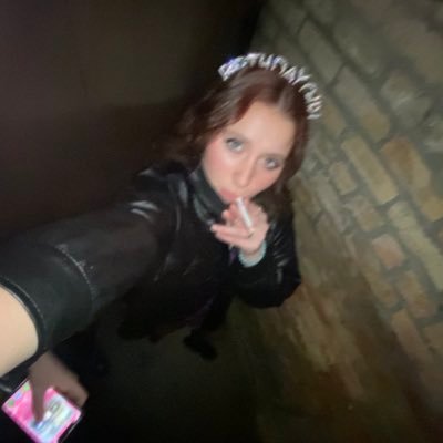 patbatemansslut's profile picture. just a girl with crumbs in her bed