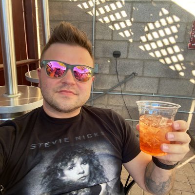 Gaymer and comic collecting nerdy guy here. Let’s take some pics and vids together. 18+ on this account... let’s have some fun