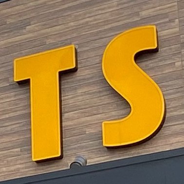 宮城県利府町にあるお店です。 販売:BOOK/文房具•雑貨/GAME/トレカ/ レンタル:DVD/コミック/等々取り扱い中 営業時間 9:00~21:00お問い合わせ:022-355-9522