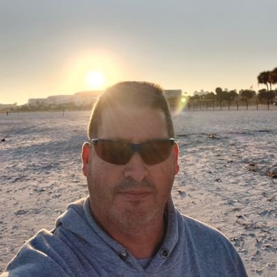 Dad of 2, family guy, LEO and lifetime fan of the Yankees, ND Irish football 'Cuse hoops, Bulldog 👉⚾️🏈. Likes / RT's not always endorsement.🇺🇸