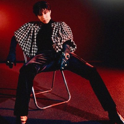 The ace of three generations and still going on. Assigned as yellow, radiates purple as the performer himself. @SHINee & @SuperM. Currently on military.