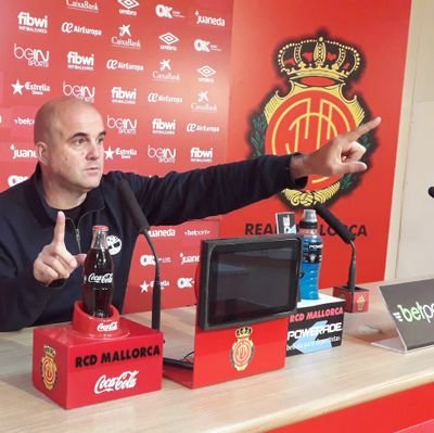 Llegué tarde a twitter, sin comprenderlo mucho. Sigo en ello. Soy el que canta en La Granja y socio del @rcdmallorca.