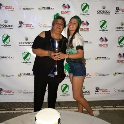 Eeeeffff8's profile picture. Se puede ser feliz aún con lágrimas en los ojos.