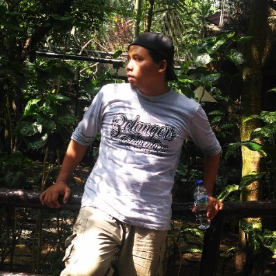 Suami dari Kamilatul Faza, ayah dari Sholeh Fadlil Assyauqi dan Sholeh Elham Mustajib