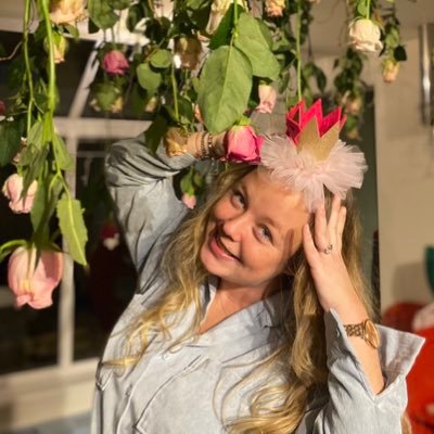 Ten Huize Cloink. Heeft een liefdevolle creche. Ronde kaaskroketten! Moeder, moe dus. Liefde van mijn leven: @cloink