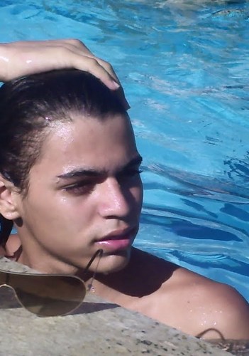 A Prova Viva de que Pra ser feliz Necessita de um Amor a seu lado. Casado, Feliz , Romântico, extrovertido. quer saber mais ? Segue aew ' *-*