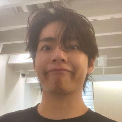 dinooreooreo's profile picture. 뷔 🐻 I want to see u and i not u and her
