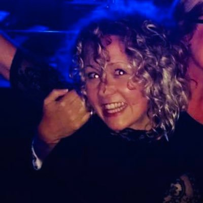 Jake and Poppy's Mum. Mike's girlfriend. Sports fan. Love lacrosse and cricket. Biomedical scientist in a commercial role - very passionate about health