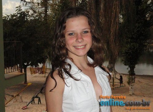 Quem Sou Eu ?

' Aquele Que Esta Em Cima De Você :B e Abaixo De Deus ,!

Eu Não Me Acho ',

Sou Realista ,!