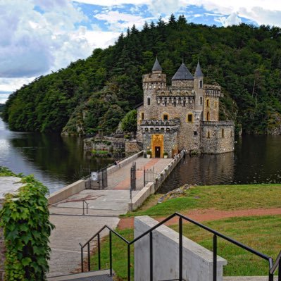 Attachée de conservation du patrimoine stagiaire 🏰 Archiviste itinérante CDG Savoie 🇨🇭 Ex M2 Archives, Lyon 📜 Ex M2 Recherche Mondes Médiévaux ⚔️