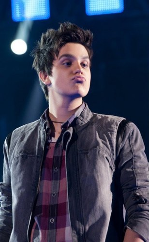 Fã clube Oficial Gaúcho do ♥Luan Santana♥
Poor:Bruna S.