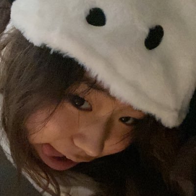 sowonpark11's profile picture. a living video game console system, music player, video player, roommate, alarm clock, strobe light, skateboarder, chef, detective, and friend! + an aries😚💝