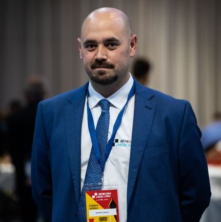 Técnico deportivo en la @uv_eg. Árbitro Internacional de ajedrez (@FIDE_chess). Responsable del Área Económica del PIFE. Asesor técnico del CSD. Y granota 🐸💙♥