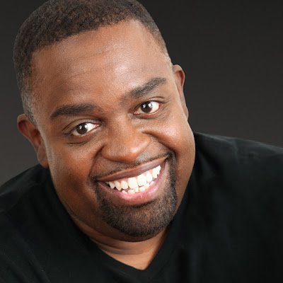 Robert L. Hines celeb comedian & actor  From CHI to LA ✈️  #ComicRob  PR: @lipstickroyalty