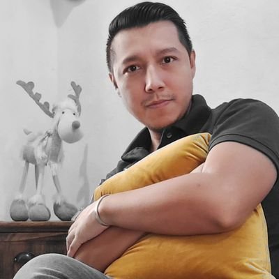 La gente te amará por lo que eres, dices y haces, otros te odiarán por la misma razón, acostúmbrate!🤴