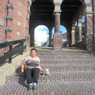 ben een vrouw van 41 jaar hou van nederlandstalige muziek hobby,s legpuzzelen diamond painting zwemmen enz