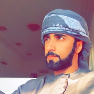 اغرد حسب ما يرضي ذاتي وما اراه في مصلحة مجتمعي والابتعاد عن الأشياء المسببه للفرقه بين الشعوب احب الكريمين الذين لايسعون من وراء الكرم الشهره والتفاخر