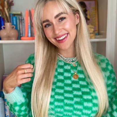 26. luxury PR girl. a dolly alderton wanna-be. lover of glossier, taylor swift, red wine and all things pink. 💛🌎 💗🌸 ig:georgieee_roseee
