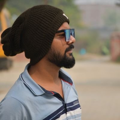 ना पूछो कि मेरी मंज़िल कहाँ है, अभी तो सफ़र का इरादा किया है, ना हारूँगा हौंसला उम्र भर, ये मैंने किसी से नहीं खुद से वादा किया हैं।