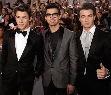 Este twitter é para todas as fãs dos Jonas Brothers e que querem muito que eles venham a Portugal! :) #WeAdoreJonasBrothers I Support @Jonasbrothers 4ever!