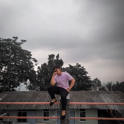 Bersajak dan puitis hanya naluri kata,
Berkelana adalah jalan kebebasan